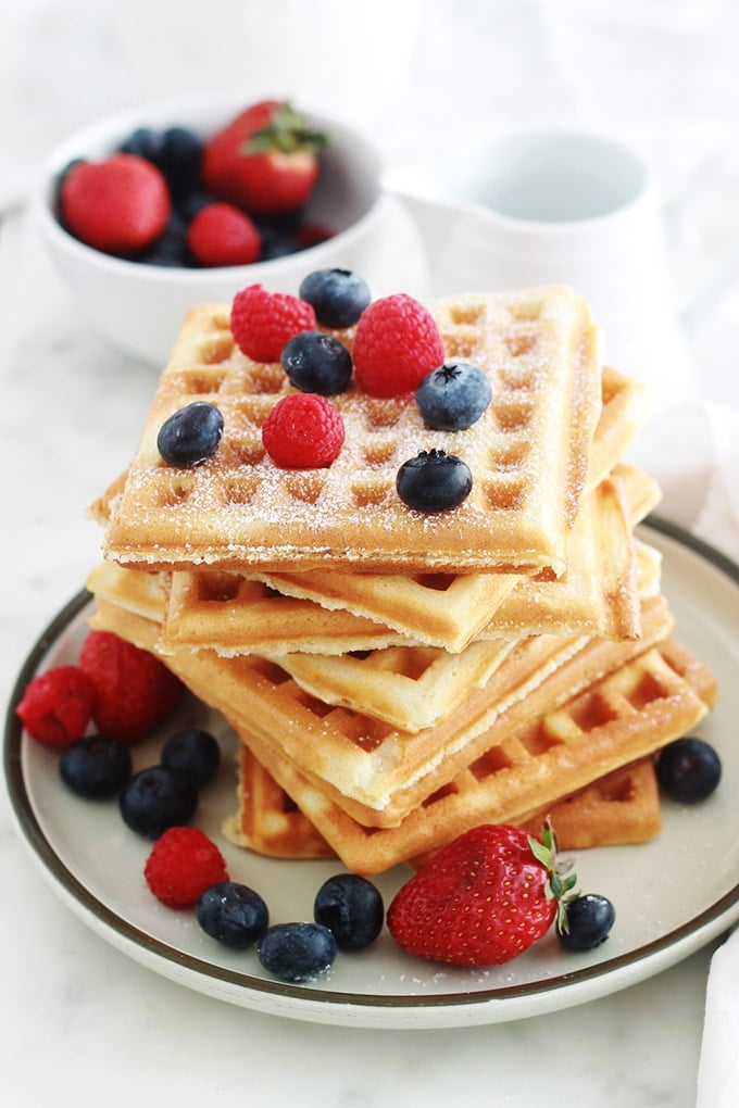 La recette des gaufres croustillantes et moelleuses comme à fête foraine! Faciles et rapides. La pâte à gaufres est sans temps de repos, sans levure chimique et peu sucrée. Les blancs d’oeufs sont montés en neige avant d’être incorporés à la pâte pour avoir des gaufres croustillantes. Une recette toute simple et yummy!