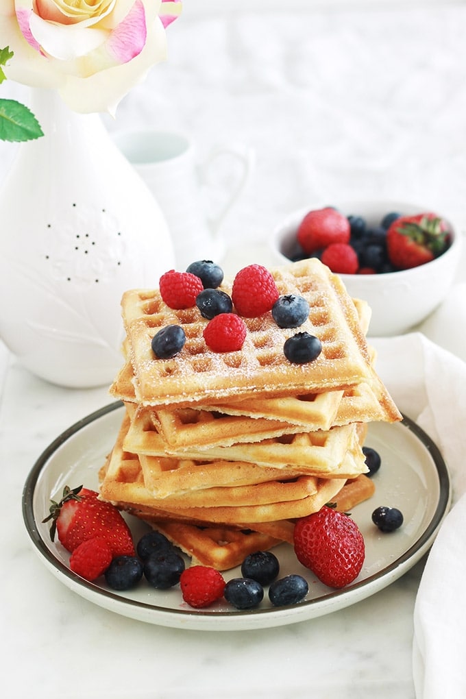 La recette des gaufres croustillantes et moelleuses comme à fête foraine! Faciles et rapides. La pâte à gaufres est sans temps de repos, sans levure chimique et peu sucrée. Les blancs d’oeufs sont montés en neige avant d’être incorporés à la pâte pour avoir des gaufres croustillantes. Une recette toute simple et yummy!