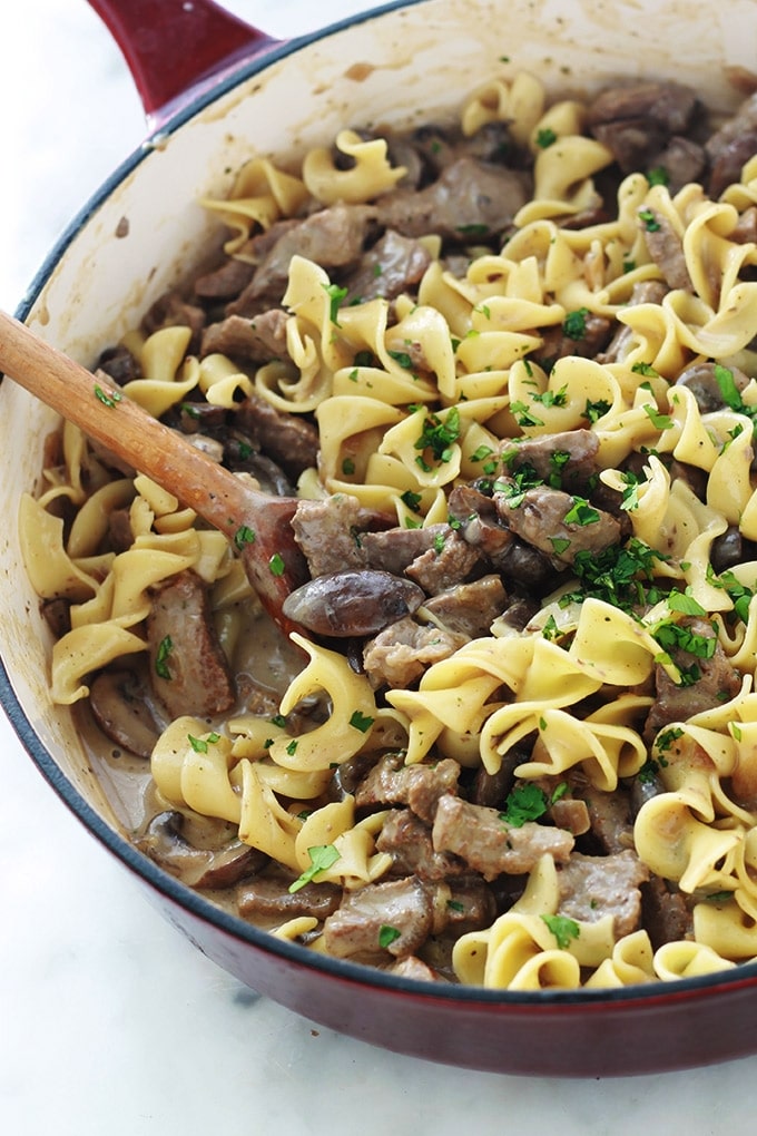 Délicieux plat facile et rapide : des nouilles au boeuf sauce stroganoff. Du steak de boeuf émincé dans une sauce crémeuse avec des champignons. Une recette tellement simple et goûteuse.