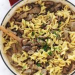 Délicieux plat facile et rapide : des nouilles au boeuf sauce stroganoff. Du steak de boeuf émincé dans une sauce crémeuse avec des champignons. Une recette tellement simple et goûteuse.