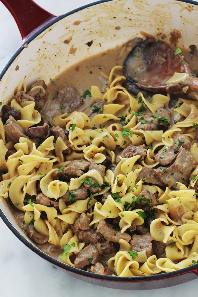 Délicieux plat facile et rapide : des nouilles au boeuf sauce stroganoff. Du steak de boeuf émincé dans une sauce crémeuse avec des champignons. Une recette tellement simple et goûteuse.