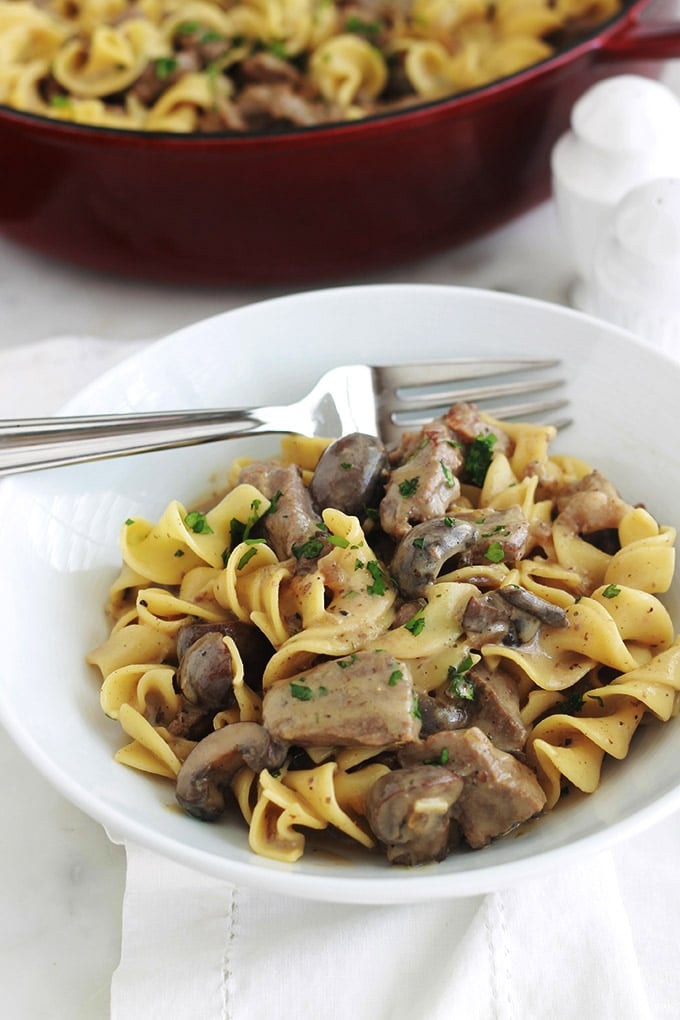 Délicieux plat facile et rapide : des nouilles au boeuf sauce stroganoff. Du steak de boeuf émincé dans une sauce crémeuse avec des champignons. Une recette tellement simple et goûteuse.