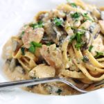 Voici un délicieux plat rapide très apprécié chez moi. Des pâtes au poulet dans une sauce crémeuse aux champignons et fromage. Une recette très simple pour un repas de semaine express.