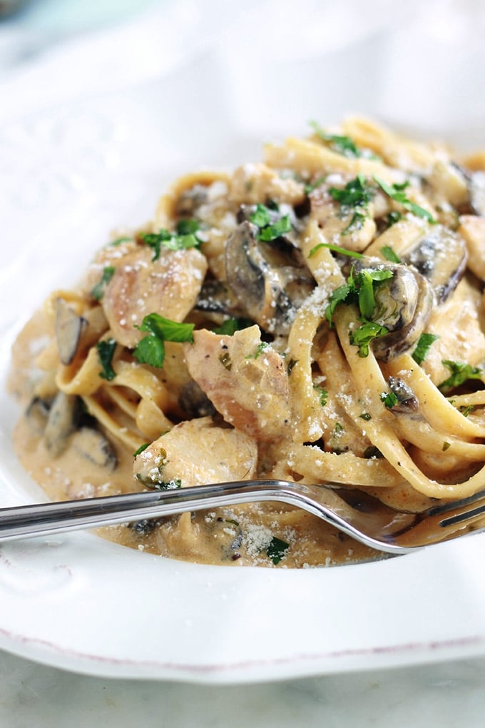 Voici un délicieux plat rapide très apprécié chez moi. Des pâtes au poulet dans une sauce crémeuse aux champignons et fromage. Une recette très simple pour un repas de semaine express.