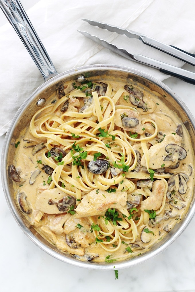 Voici un délicieux plat rapide très apprécié chez moi. Des pâtes au poulet dans une sauce crémeuse aux champignons et fromage. Une recette très simple pour un repas de semaine express.