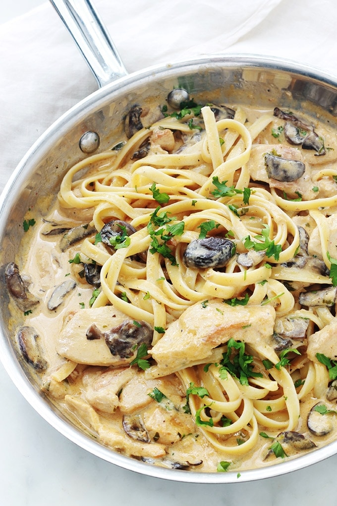 Voici un délicieux plat rapide très apprécié chez moi. Des pâtes au poulet dans une sauce crémeuse aux champignons et fromage. Une recette très simple pour un repas de semaine express.