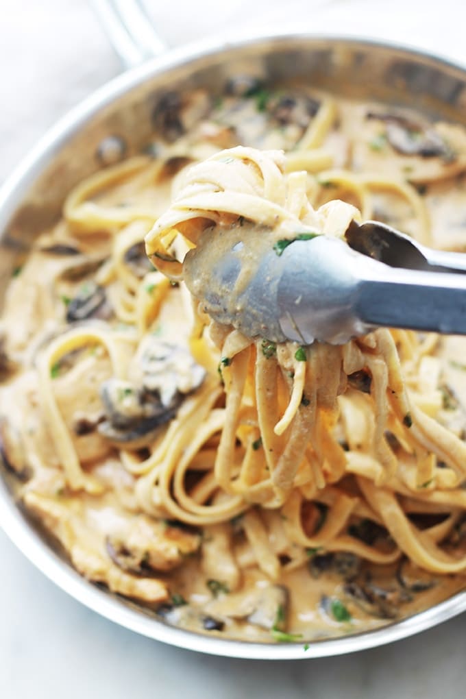 Voici un délicieux plat rapide très apprécié chez moi. Des pâtes au poulet dans une sauce crémeuse aux champignons et fromage. Une recette très simple pour un repas de semaine express.