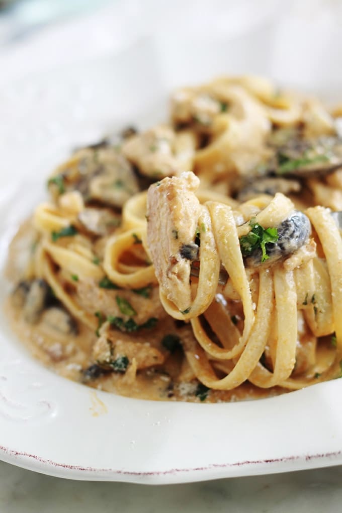 Voici un délicieux plat rapide très apprécié chez moi. Des pâtes au poulet dans une sauce crémeuse aux champignons et fromage. Une recette très simple pour un repas de semaine express.