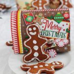 La recette des petits bonhommes en pain d’épices (Gingerbread men en anglais). Biscuits en pain d’épices faciles, incontournables à Noël. A base de mélasse et d’épices (gingembre, girofle, cannelle, muscade). Tellement simples et amusants à faire avec les enfants. Ceux-ci sont décorés par ma fille.