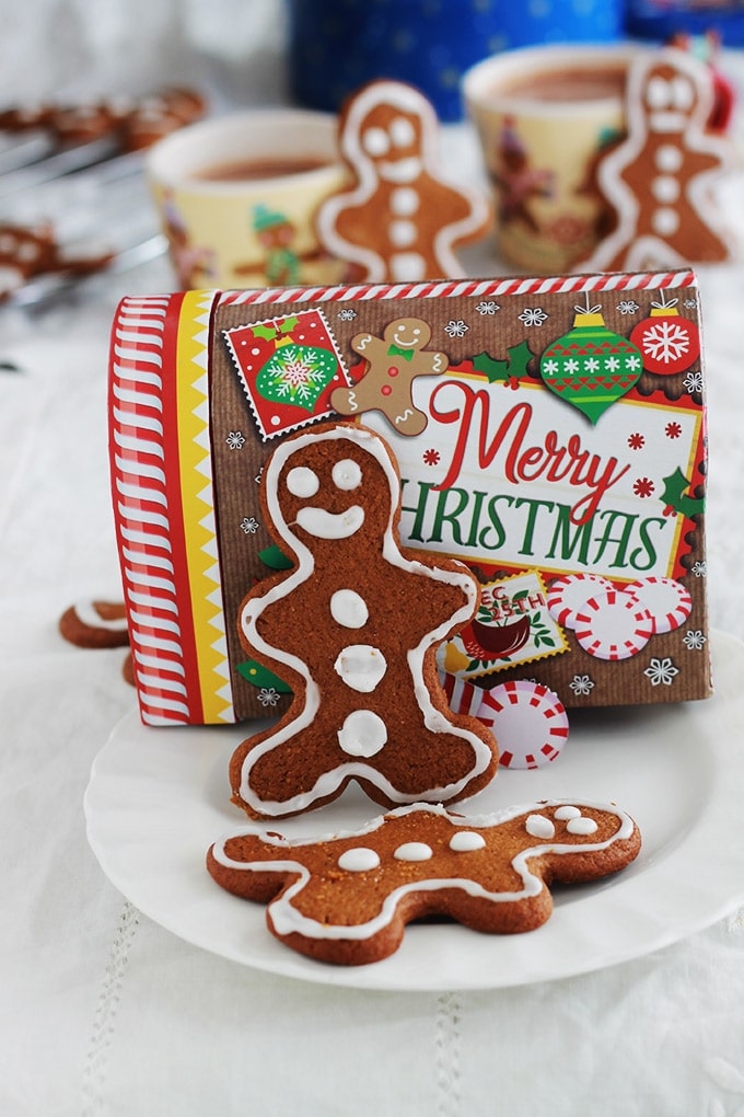 La recette des petits bonhommes en pain d’épices (Gingerbread men en anglais). Biscuits en pain d’épices faciles, incontournables à Noël. A base de mélasse et d’épices (gingembre, girofle, cannelle, muscade). Tellement simples et amusants à faire avec les enfants. Ceux-ci sont décorés par ma fille.