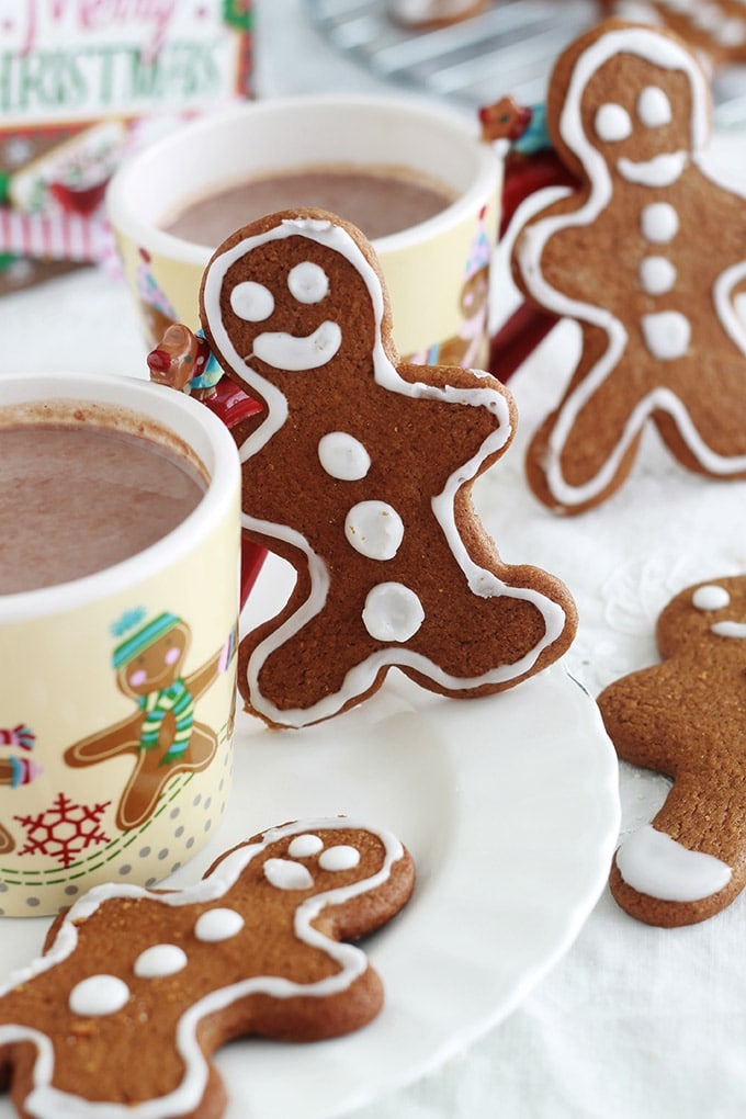 La recette des petits bonhommes en pain d’épices (Gingerbread men en anglais). Biscuits en pain d’épices faciles, incontournables à Noël. A base de mélasse et d’épices (gingembre, girofle, cannelle, muscade). Tellement simples et amusants à faire avec les enfants. Ceux-ci sont décorés par ma fille.