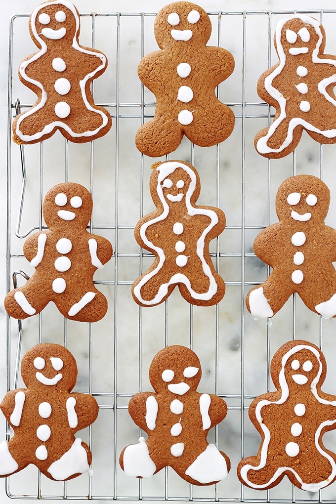 La recette des petits bonhommes en pain d’épices (Gingerbread men en anglais). Biscuits en pain d’épices faciles, incontournables à Noël. A base de mélasse et d’épices (gingembre, girofle, cannelle, muscade). Tellement simples et amusants à faire avec les enfants. Ceux-ci sont décorés par ma fille.