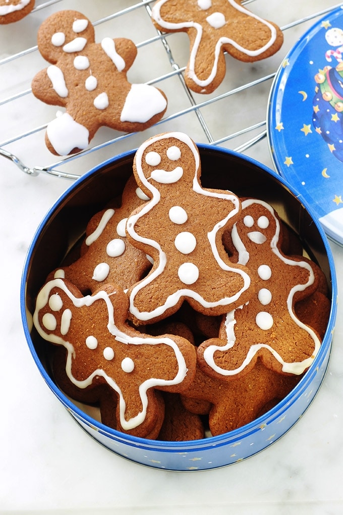 La recette des petits bonhommes en pain d’épices (Gingerbread men en anglais). Biscuits en pain d’épices faciles, incontournables à Noël. A base de mélasse et d’épices (gingembre, girofle, cannelle, muscade). Tellement simples et amusants à faire avec les enfants. Ceux-ci sont décorés par ma fille.