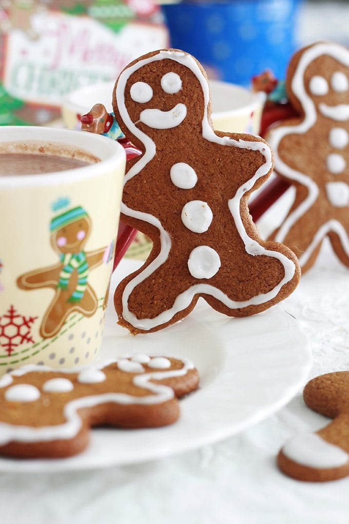 La recette des petits bonhommes en pain d’épices (Gingerbread men en anglais). Biscuits en pain d’épices faciles, incontournables à Noël. A base de mélasse et d’épices (gingembre, girofle, cannelle, muscade). Tellement simples et amusants à faire avec les enfants. Ceux-ci sont décorés par ma fille.