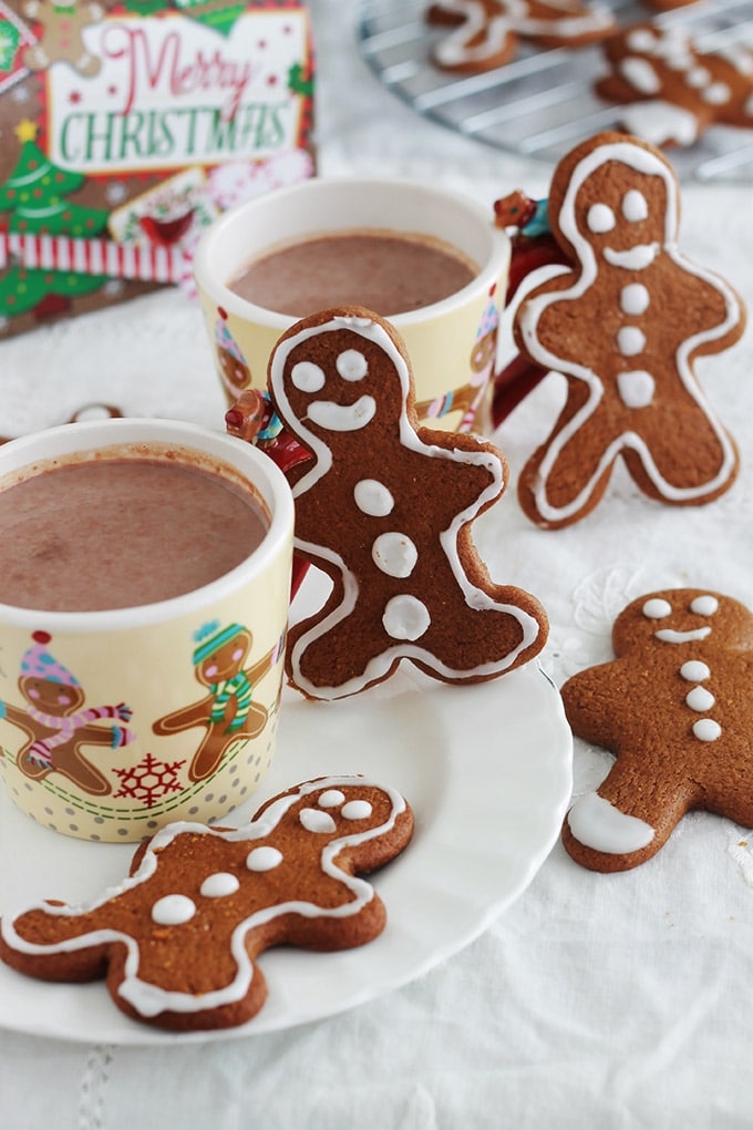 La recette des petits bonhommes en pain d’épices (Gingerbread men en anglais). Biscuits en pain d’épices faciles, incontournables à Noël. A base de mélasse et d’épices (gingembre, girofle, cannelle, muscade). Tellement simples et amusants à faire avec les enfants. Ceux-ci sont décorés par ma fille.