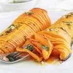 Voici une recette originale de courge butternut rôtie au four : à la hasselback! Simple et facile à faire. Ce sont des demi courges butternut (doubeurre) coupées en tranches (sans aller jusqu’au bout), assaisonnées avec des épices, herbes aromatiques et huile d’olive puis rôties au four.