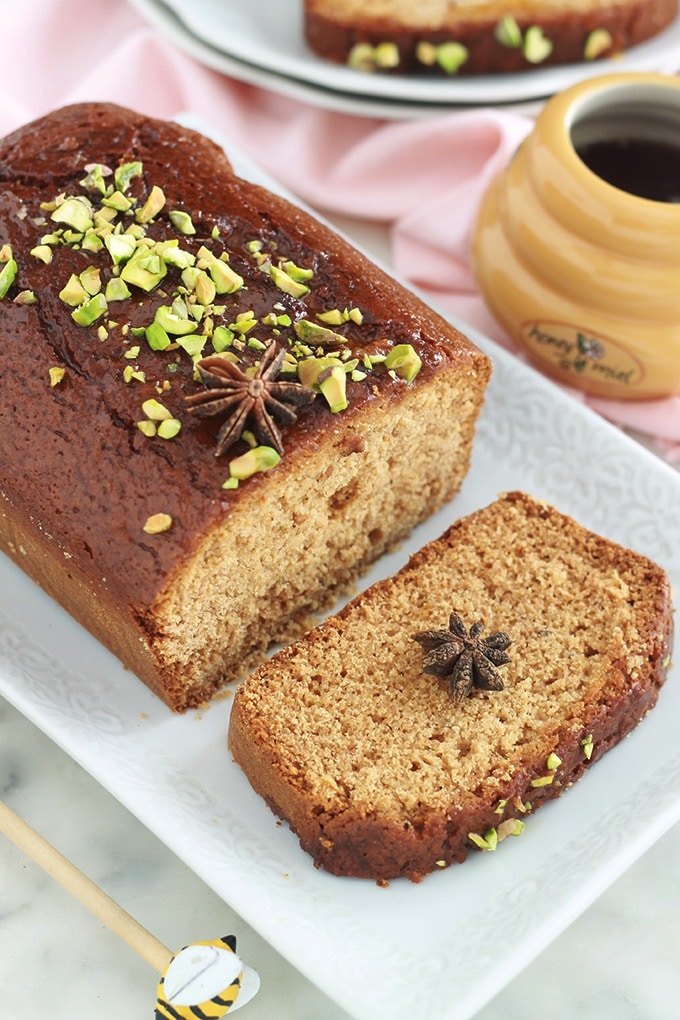 Délicieux pain d’épices au lait concentré moelleux et facile à faire. Une recette toute simple et originale à base de lait concentré sucré, miel, beurre et épices pour pain d’épice. Pour le petit déjeuner et le goûter. En toasts avec du foie gras et de la confiture de figues, pour vos repas de Noël, nouvel an… 