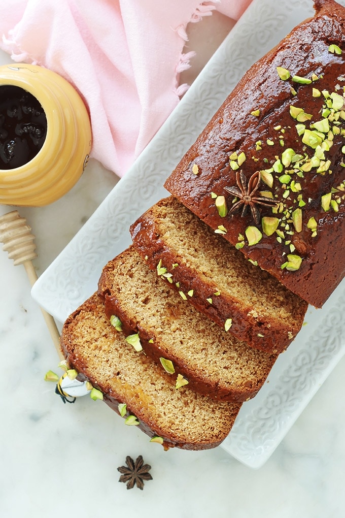 Délicieux pain d’épices au lait concentré moelleux et facile à faire. Une recette toute simple et originale à base de lait concentré sucré, miel, beurre et épices pour pain d’épice. Pour le petit déjeuner et le goûter. En toasts avec du foie gras et de la confiture de figues, pour vos repas de Noël, nouvel an… 