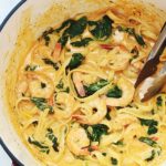 La recette des pâtes aux crevettes avec une sauce crémeuse au fromage et épinards : un plat savoureux, facile et surtout rapide. Pas beaucoup d’ingrédients, et vous pouvez l’adapter selon ce que vous avez sous la main. Vous pouvez même remplacer les crevetts par d’autres fruits de mer ou du poulet.