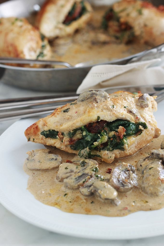 Poitrines de poulet farcies aux épinards, tomates séchées, feta et mozzarella, dans une sauce crémeuse aux champignons. C’est un plat simple et tellement bon. Avec des pâtes, des pommes de terre, du riz … et pourquoi pas avec du pain?