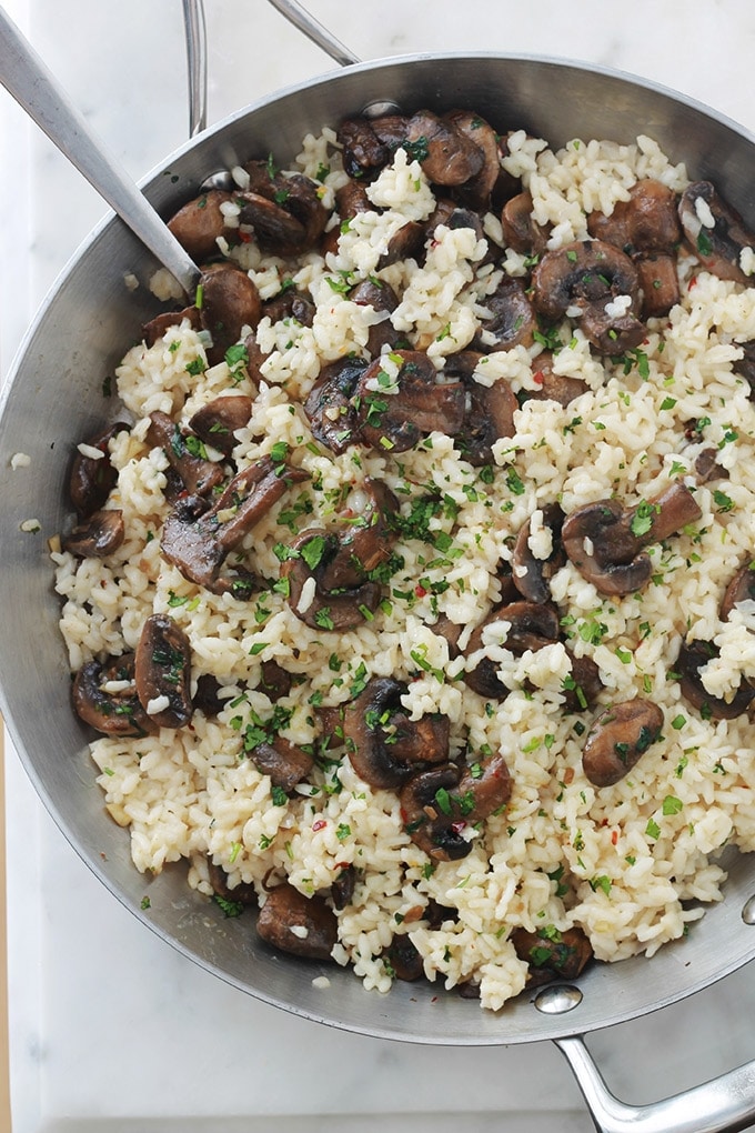 Délicieux risotto aux champignons et parmesan. Une recette facile, sans crème, sans vin et sans gluten. A base de riz à risotto, oignon, bouillon, parmesan, champignons frais, ail, huile d’olive. Peut être servi en entrée, plat d’accompagnement ou même en plat végétarien unique.