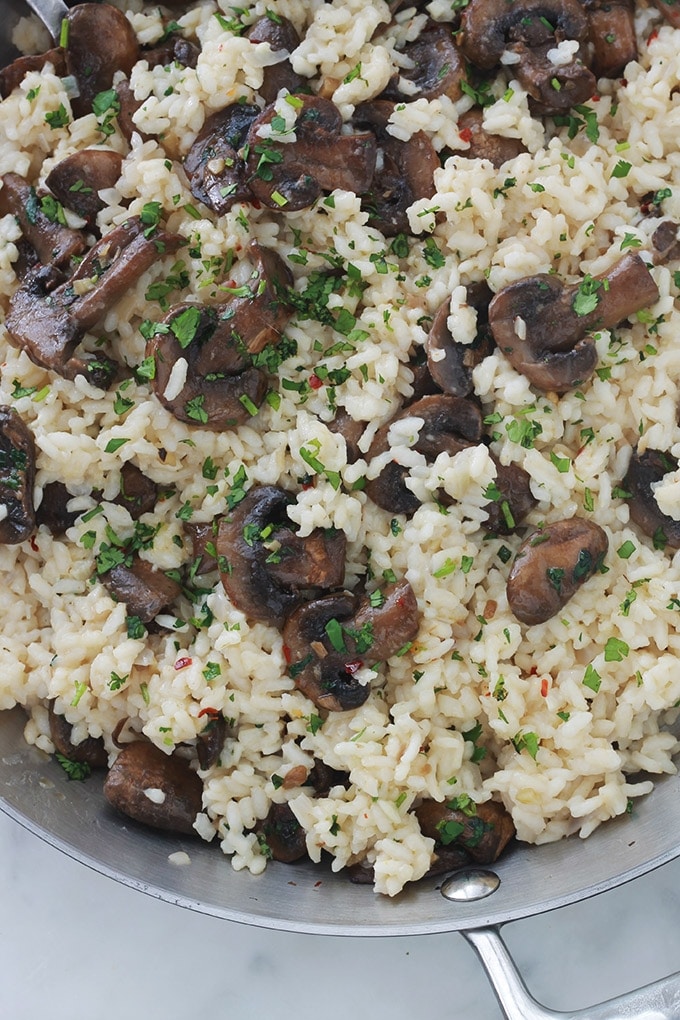 Délicieux risotto aux champignons et parmesan. Une recette facile, sans crème, sans vin et sans gluten. A base de riz à risotto, oignon, bouillon, parmesan, champignons frais, ail, huile d’olive. Peut être servi en entrée, plat d’accompagnement ou même en plat végétarien unique.