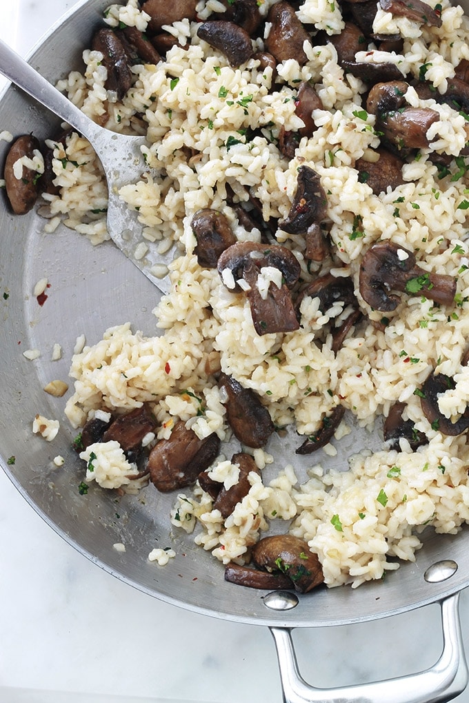 Délicieux risotto aux champignons et parmesan. Une recette facile, sans crème, sans vin et sans gluten. A base de riz à risotto, oignon, bouillon, parmesan, champignons frais, ail, huile d’olive. Peut être servi en entrée, plat d’accompagnement ou même en plat végétarien unique.