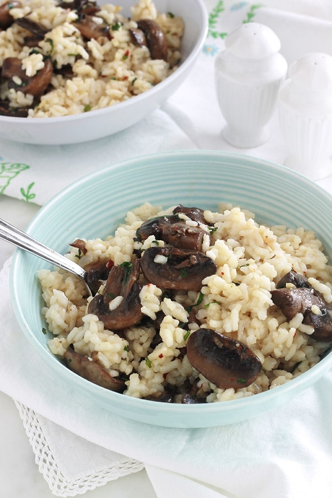 Délicieux risotto aux champignons et parmesan. Une recette facile, sans crème, sans vin et sans gluten. A base de riz à risotto, oignon, bouillon, parmesan, champignons frais, ail, huile d’olive. Peut être servi en entrée, plat d’accompagnement ou même en plat végétarien unique.