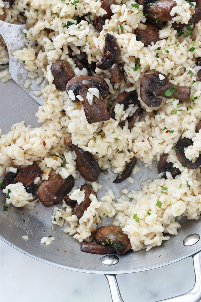 Délicieux risotto aux champignons et parmesan. Une recette facile, sans crème, sans vin et sans gluten. A base de riz à risotto, oignon, bouillon, parmesan, champignons frais, ail, huile d’olive. Peut être servi en entrée, plat d’accompagnement ou même en plat végétarien unique.