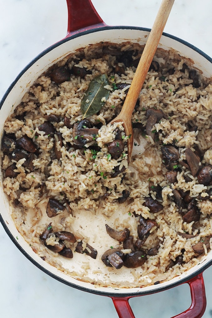 Délicieux riz aux champignons frais cuit au four. C’est une recette de riz pilaf facile à faire. Peu d’ingrédients : riz, oignon, ail, champignons, épices, bouillon. Un plat d’accompagnement sans gluten pour les viandes et volaille.