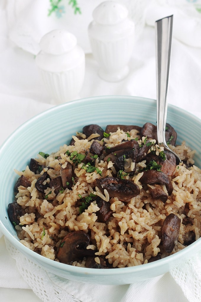 Délicieux riz aux champignons frais cuit au four. C’est une recette de riz pilaf facile à faire. Peu d’ingrédients : riz, oignon, ail, champignons, épices, bouillon. Un plat d’accompagnement sans gluten pour les viandes et volaille.