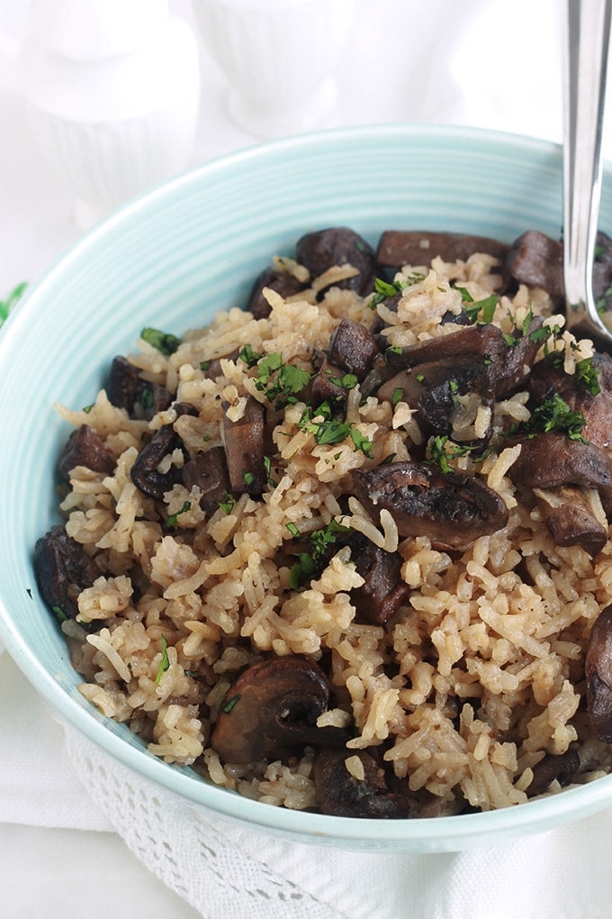 Délicieux riz aux champignons frais cuit au four. C’est une recette de riz pilaf facile à faire. Peu d’ingrédients : riz, oignon, ail, champignons, épices, bouillon. Un plat d’accompagnement sans gluten pour les viandes et volaille.