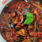 Sauce tomate à l’aubergine et poivrons, facile et très simple à faire. Délicieuse avec des pâtes de toutes sortes, mais aussi avec du riz, des pommes de terre et autres féculents. Et pourquoi pas avec tout simplement un bon pain frais pour tremper dedans?