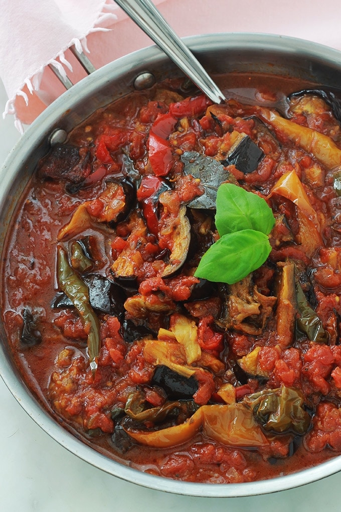 Sauce tomate à l’aubergine et poivrons, facile et très simple à faire. Délicieuse avec des pâtes de toutes sortes, mais aussi avec du riz, des pommes de terre et autres féculents. Et pourquoi pas avec tout simplement un bon pain frais pour tremper dedans?