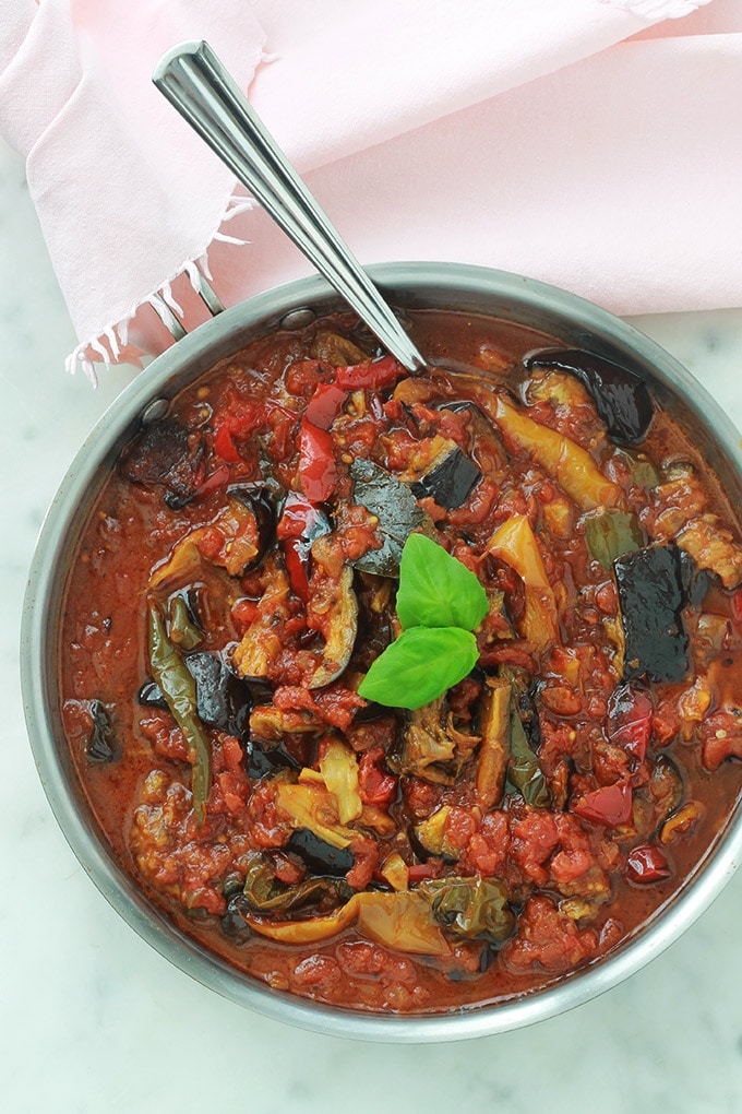 Sauce tomate à l’aubergine et poivrons, facile et très simple à faire. Délicieuse avec des pâtes de toutes sortes, mais aussi avec du riz, des pommes de terre et autres féculents. Et pourquoi pas avec tout simplement un bon pain frais pour tremper dedans?