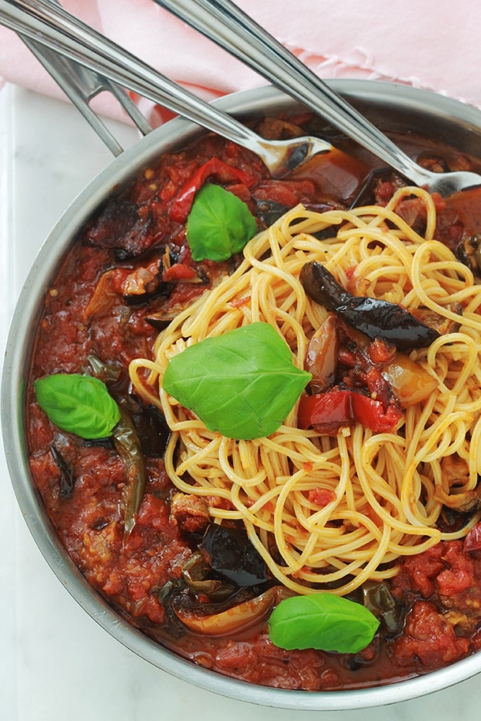 Sauce tomate à l’aubergine et poivrons, facile et très simple à faire. Délicieuse avec des pâtes de toutes sortes, mais aussi avec du riz, des pommes de terre et autres féculents. Et pourquoi pas avec tout simplement un bon pain frais pour tremper dedans?