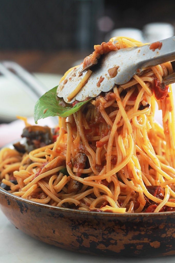 Sauce tomate à l’aubergine et poivrons, facile et très simple à faire. Délicieuse avec des pâtes de toutes sortes, mais aussi avec du riz, des pommes de terre et autres féculents. Et pourquoi pas avec tout simplement un bon pain frais pour tremper dedans?