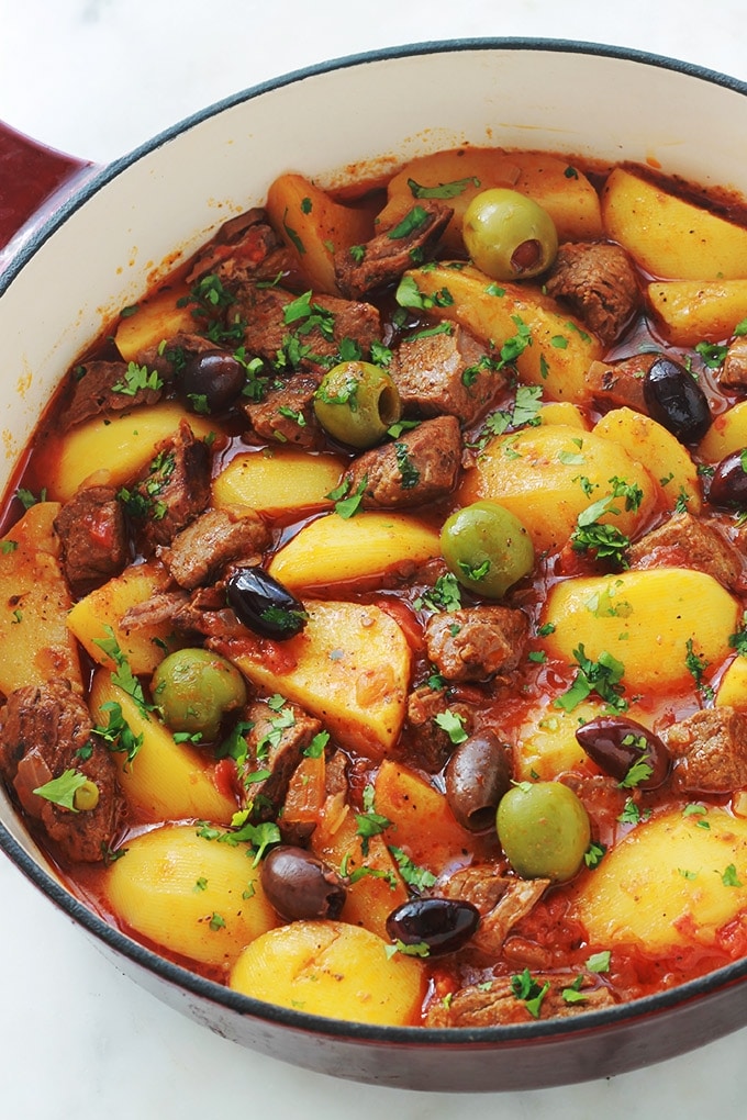 Des morceaux de viande de boeuf cuits dans une sauce tomate avec des pommes de terre et des olives. Un plat tout simple, facile à faire et complet. A servir chaud arrosé d’un bon filet d’huile d’olive, parsemé de persil ou coriandre, et accompagné tout simplement avec du pain à tremper dans la sauce.