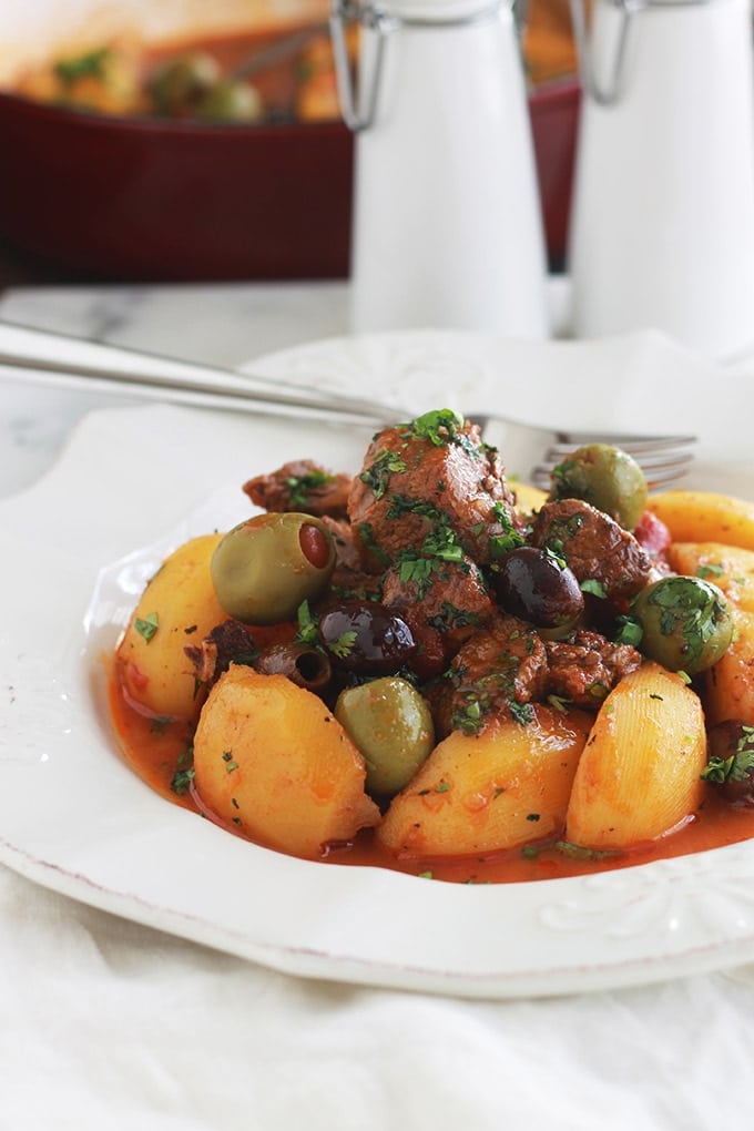 Des morceaux de viande de boeuf cuits dans une sauce tomate avec des pommes de terre et des olives. Un plat tout simple, facile à faire et complet. A servir chaud arrosé d’un bon filet d’huile d’olive, parsemé de persil ou coriandre, et accompagné tout simplement avec du pain à tremper dans la sauce.