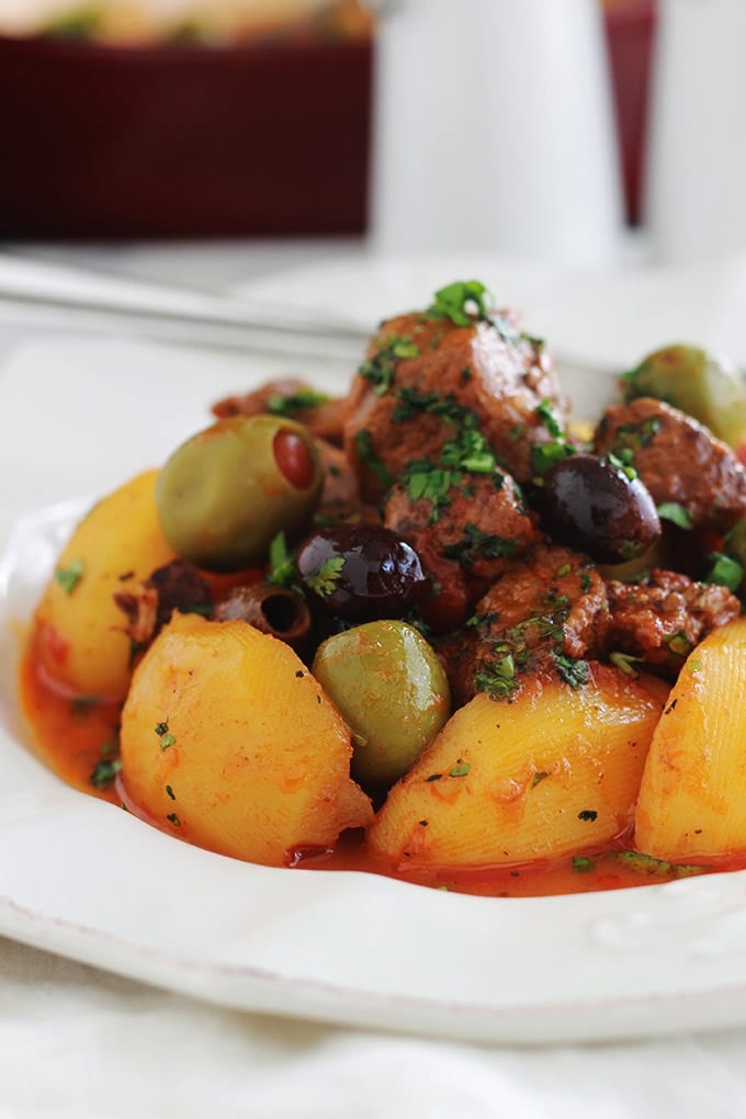 Des morceaux de viande de boeuf cuits dans une sauce tomate avec des pommes de terre et des olives. Un plat tout simple, facile à faire et complet. A servir chaud arrosé d’un bon filet d’huile d’olive, parsemé de persil ou coriandre, et accompagné tout simplement avec du pain à tremper dans la sauce.