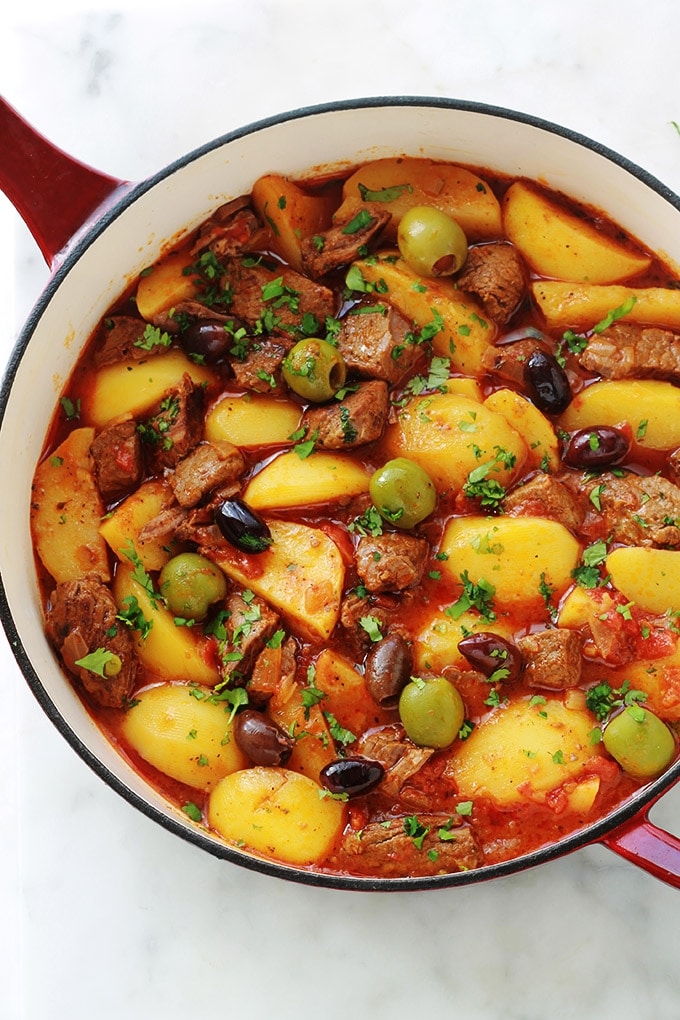 Des morceaux de viande de boeuf cuits dans une sauce tomate avec des pommes de terre et des olives. Un plat tout simple, facile à faire et complet. A servir chaud arrosé d’un bon filet d’huile d’olive, parsemé de persil ou coriandre, et accompagné tout simplement avec du pain à tremper dans la sauce.