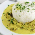 Un délicieux plat très simple et rapide : steak de boeuf au curry avec du riz. 20 minutes en tout. Il est plein de saveurs et se prépare avec peu d'ingrédients : steak de boeuf coupé en morceaux, échalote, ail, curry, lait de coco ou crème liquide, sel et poivre, persil (ou autres herbes selon le goût). Délicieux avec du riz.