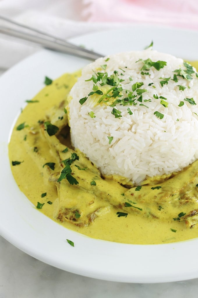 Un délicieux plat très simple et rapide : steak de boeuf au curry avec du riz. 20 minutes en tout. Il est plein de saveurs et se prépare avec peu d'ingrédients : steak de boeuf coupé en morceaux, échalote, ail, curry, lait de coco ou crème liquide, sel et poivre, persil (ou autres herbes selon le goût). Délicieux avec du riz.