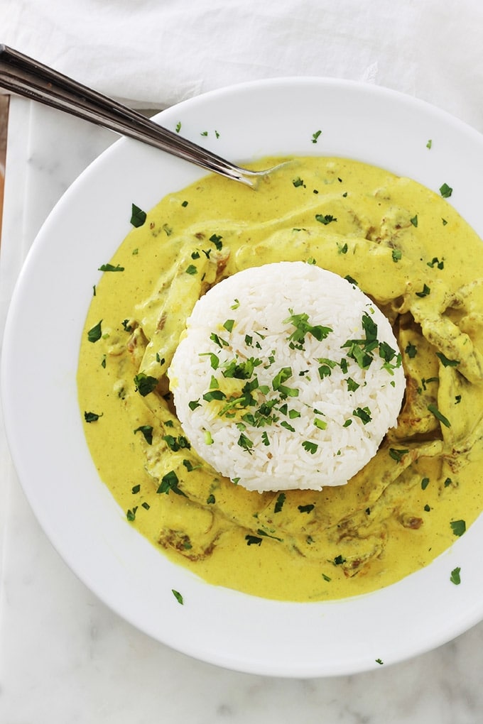 Un délicieux plat très simple et rapide : steak de boeuf au curry avec du riz. 20 minutes en tout. Il est plein de saveurs et se prépare avec peu d'ingrédients : steak de boeuf coupé en morceaux, échalote, ail, curry, lait de coco ou crème liquide, sel et poivre, persil (ou autres herbes selon le goût). Délicieux avec du riz.