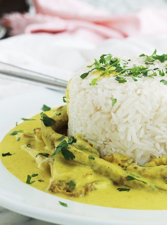 Un délicieux plat très simple et rapide : steak de boeuf au curry avec du riz. 20 minutes en tout. Il est plein de saveurs et se prépare avec peu d'ingrédients : steak de boeuf coupé en morceaux, échalote, ail, curry, lait de coco ou crème liquide, sel et poivre, persil (ou autres herbes selon le goût). Délicieux avec du riz.