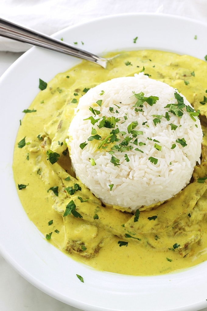 Un délicieux plat très simple et rapide : steak de boeuf au curry avec du riz. 20 minutes en tout. Il est plein de saveurs et se prépare avec peu d'ingrédients : steak de boeuf coupé en morceaux, échalote, ail, curry, lait de coco ou crème liquide, sel et poivre, persil (ou autres herbes selon le goût). Délicieux avec du riz.