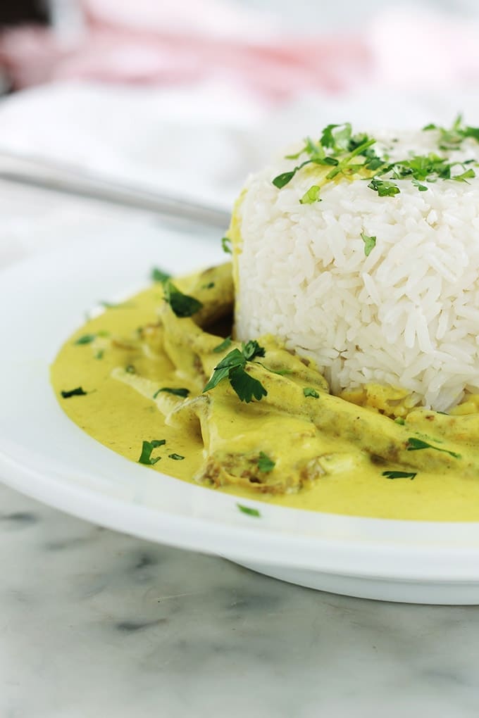 Un délicieux plat très simple et rapide : steak de boeuf au curry avec du riz. 20 minutes en tout. Il est plein de saveurs et se prépare avec peu d'ingrédients : steak de boeuf coupé en morceaux, échalote, ail, curry, lait de coco ou crème liquide, sel et poivre, persil (ou autres herbes selon le goût). Délicieux avec du riz.