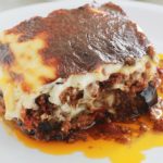 La recette de la moussaka grecque facile. Un délicieux gratin complet avec des aubergines, sauce tomate à la viande hachée et sauce blanche. Je vous donne une recette de base toute simple et plusieurs façons de varier / simplifier ce plat réconfortant.