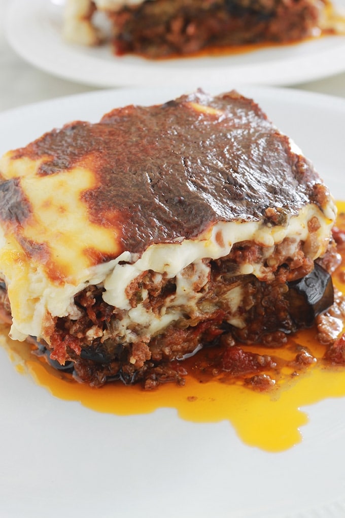 La recette de la moussaka grecque facile. Un délicieux gratin complet avec des aubergines, sauce tomate à la viande hachée et sauce blanche. Je vous donne une recette de base toute simple et plusieurs façons de varier / simplifier ce plat réconfortant.