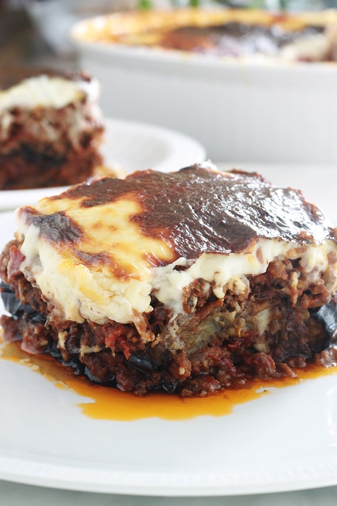 La recette de la moussaka grecque facile. Un délicieux gratin complet avec des aubergines, sauce tomate à la viande hachée et sauce blanche. Je vous donne une recette de base toute simple et plusieurs façons de varier / simplifier ce plat réconfortant.